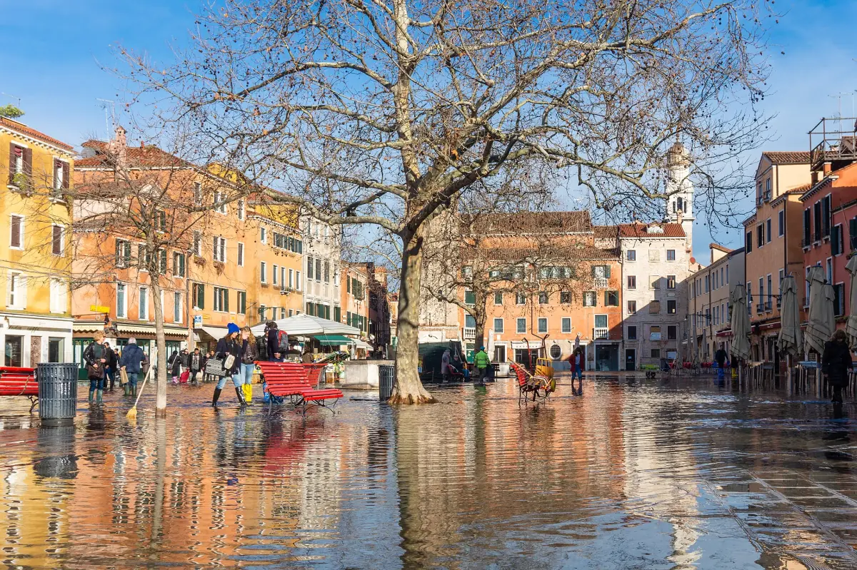 Ein Platz in Venedig bei Acqua alta überflutet