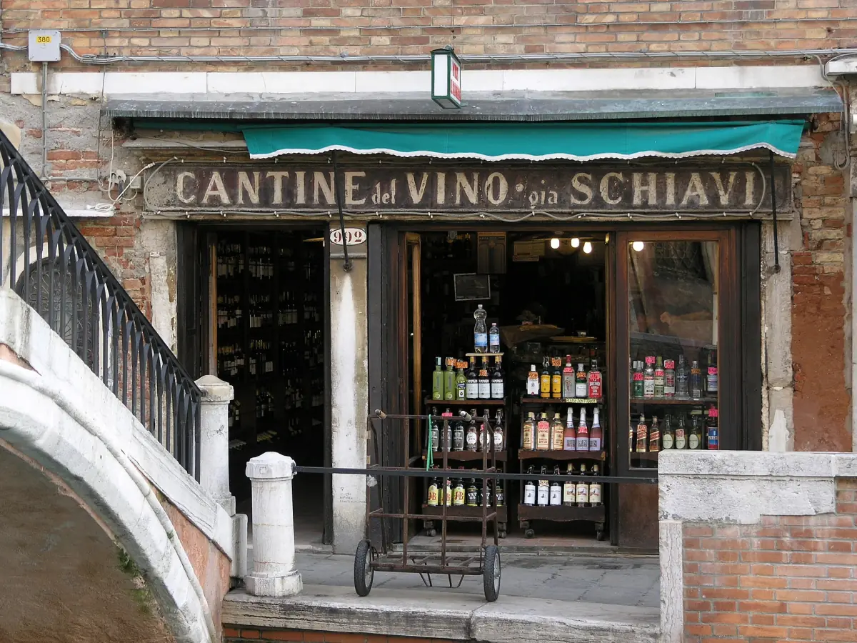 Der Eingang einer traditionellen Weinbar in Venedig