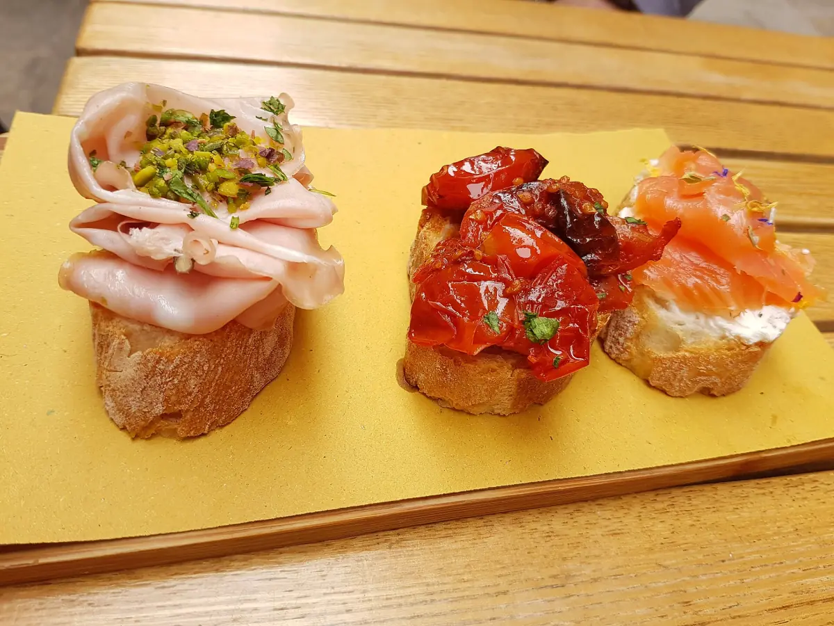 Drei Cicchetti auf kleinen Brotscheiben