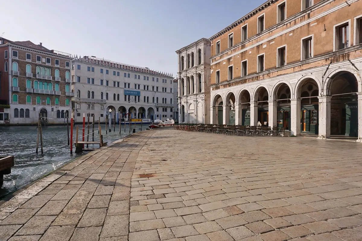 The Erbaria waterfront at Rialto with Palazzo dei Camerlenghi