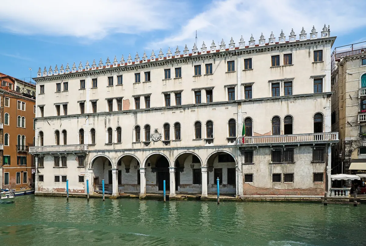 Die Fassade des Fondaco dei Tedeschi am Canal Grande