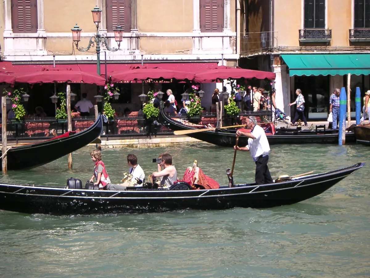Eine Gondel auf dem Canal Grande vor der Riva del Carbon