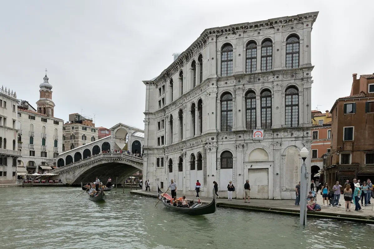 Palazzo dei Camerlenghi beside the Rialto Bridge