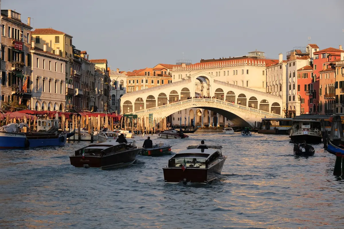 Die Rialtobrücke über dem Canal Grande mit Booten am späten Nachmittag
