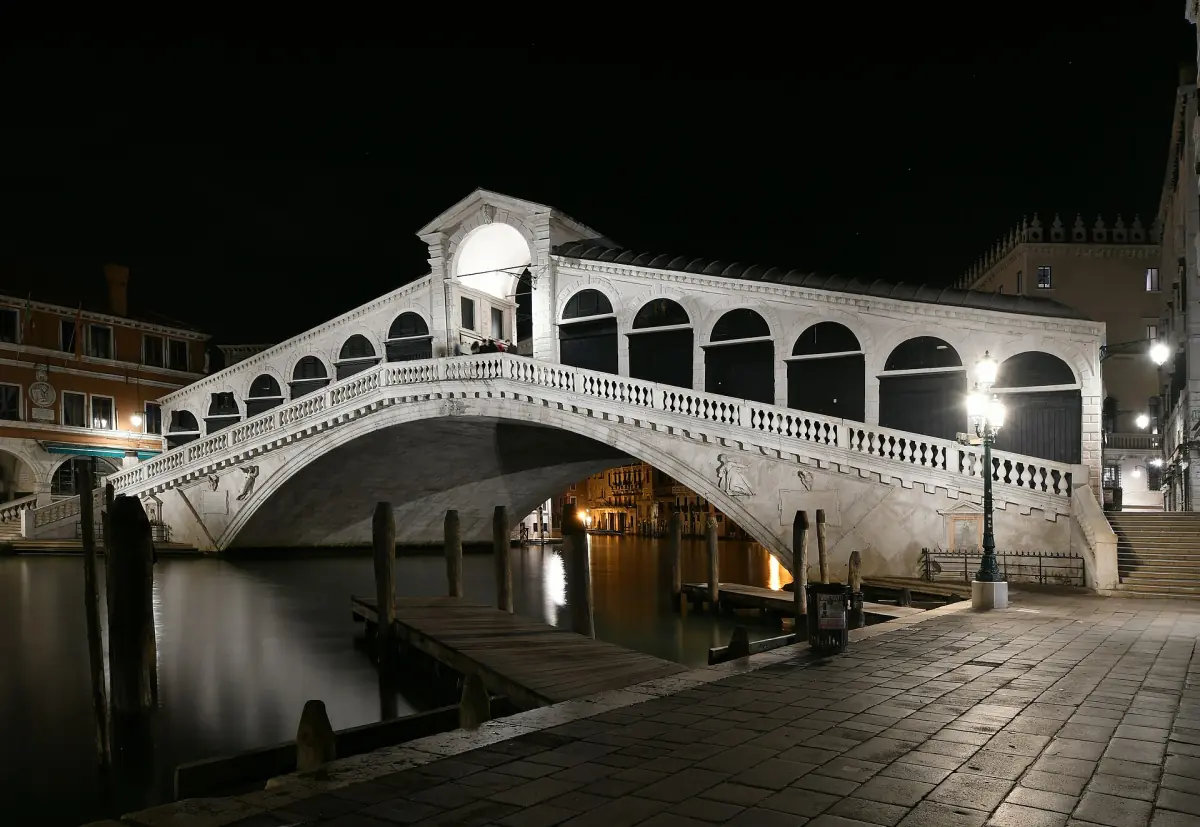 Die Rialtobrücke nachts beleuchtet