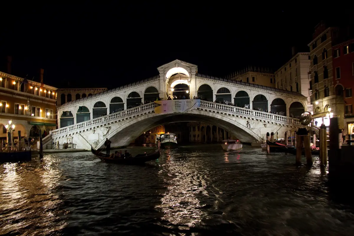 The Rialto Bridge and its reflection at night