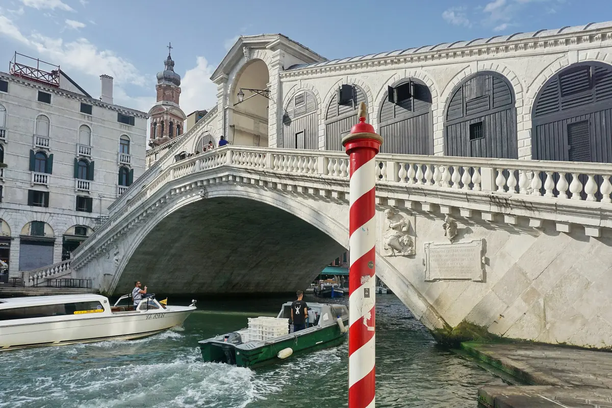 The north side of the Rialto Bridge seen from the Erbaria