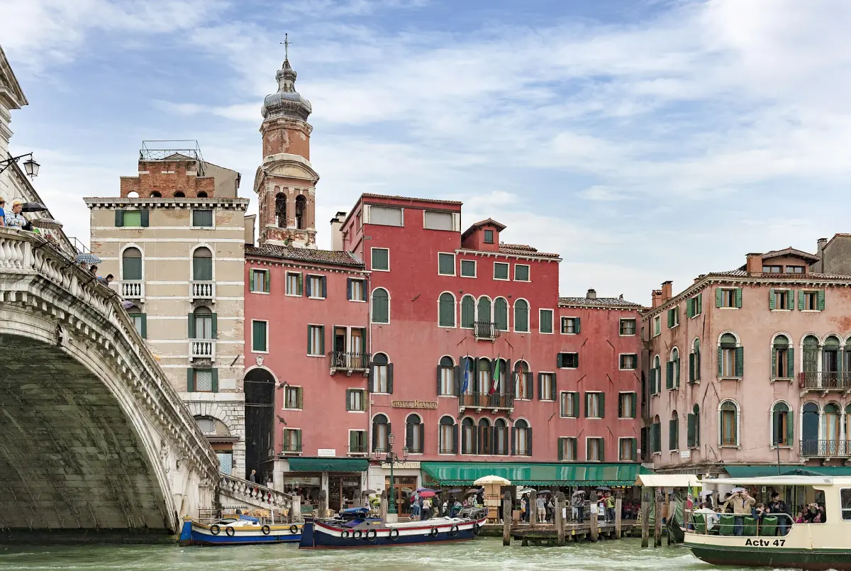 Buildings on the Riva del Ferro beside the Rialto Bridge