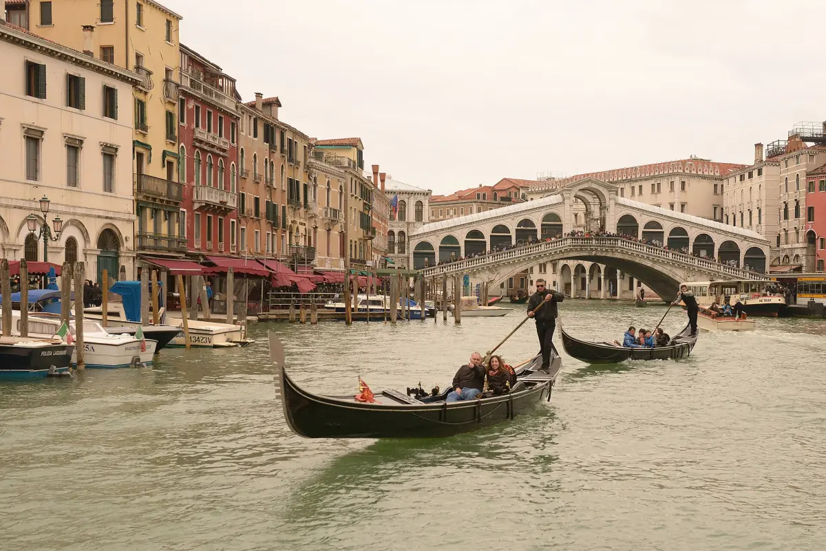 A gondola at the Riva del Vin with the Rialto Bridge behind